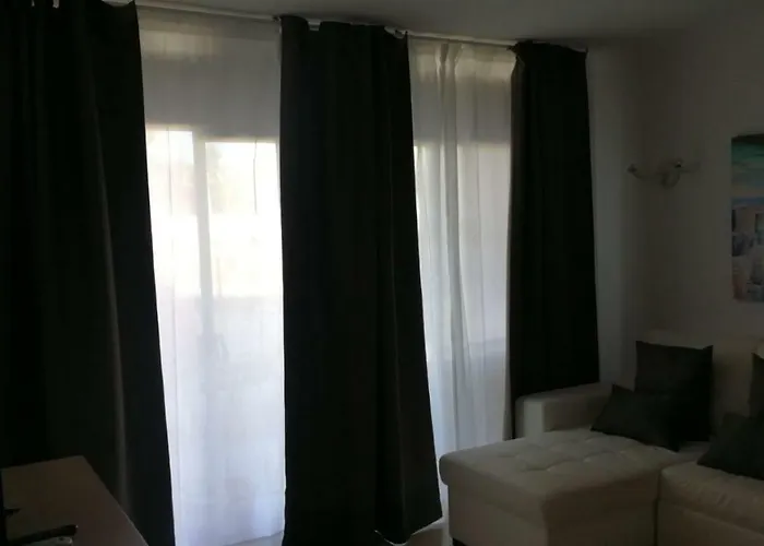 Aircon Pool View Nr Yumbo アパート